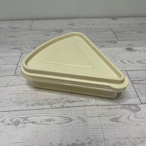 Rubbermaid Servin Saver Triangle Pie Slice Food Storage Container Cream 0072